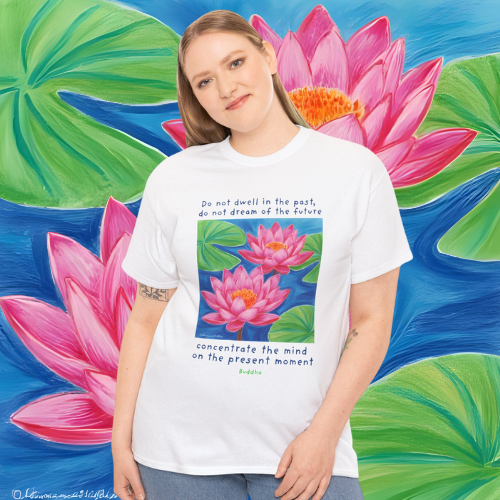 Do not dwell in the past, do not dream of the future, concentrate the mind on the present moment - Buddha T-shirt